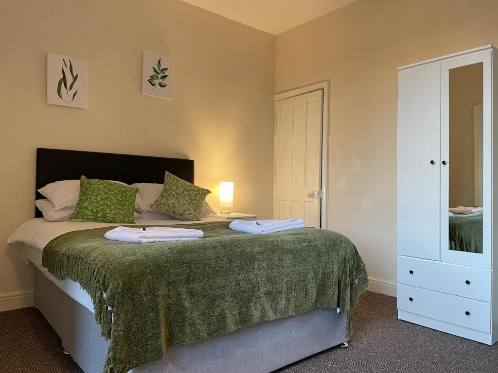 Luke Stays - Ronald Road