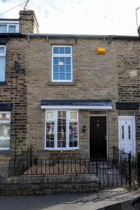 Beautiful 3 Bedroom house - Sleeps 5 Free parking