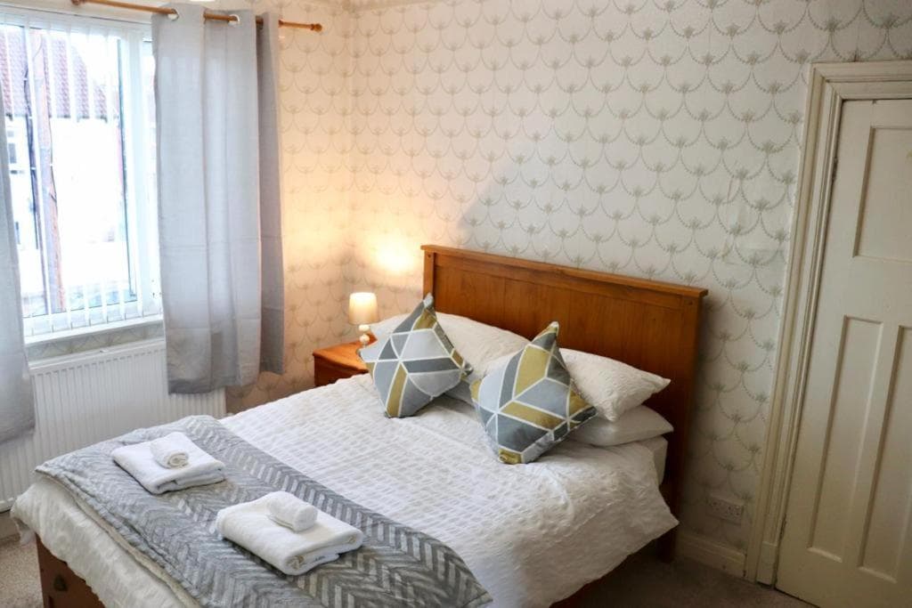 Accommodation at EXQUISITE FOLK VICTORIAN ONE-BED HOUSE: in leeds