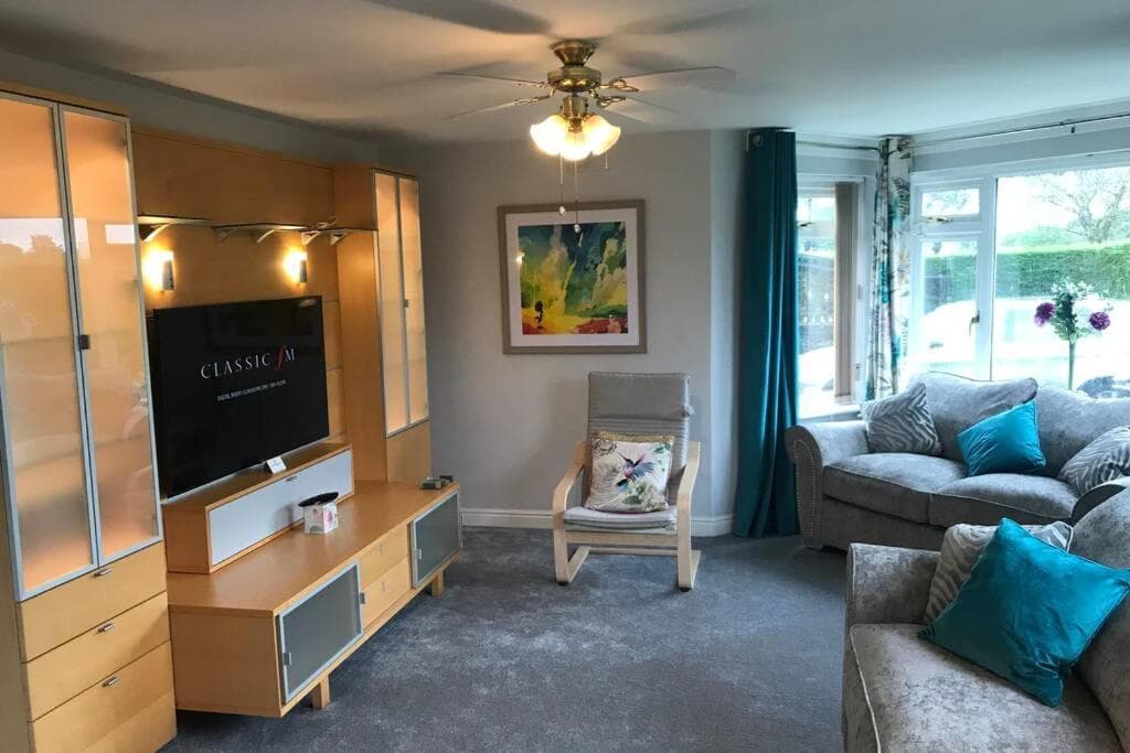Spacious Luxury 2 bed Flat with Sauna and triple garage