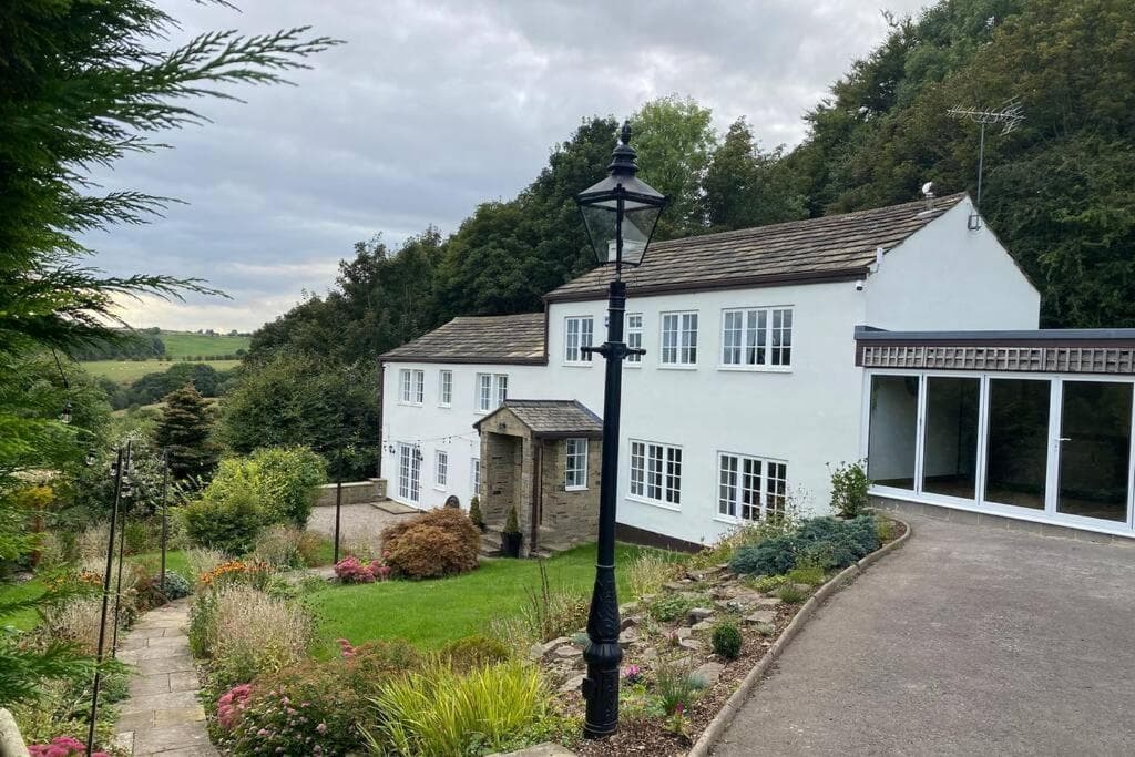 Accommodation at Coach House, 5.8 Acres with hot Tub and Lake in leeds