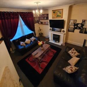 Accommodation at ** Lovely & Cosy well equipped 3 bedroom house perfect for Work/Leisure + free parking & WiFi ** in bramley