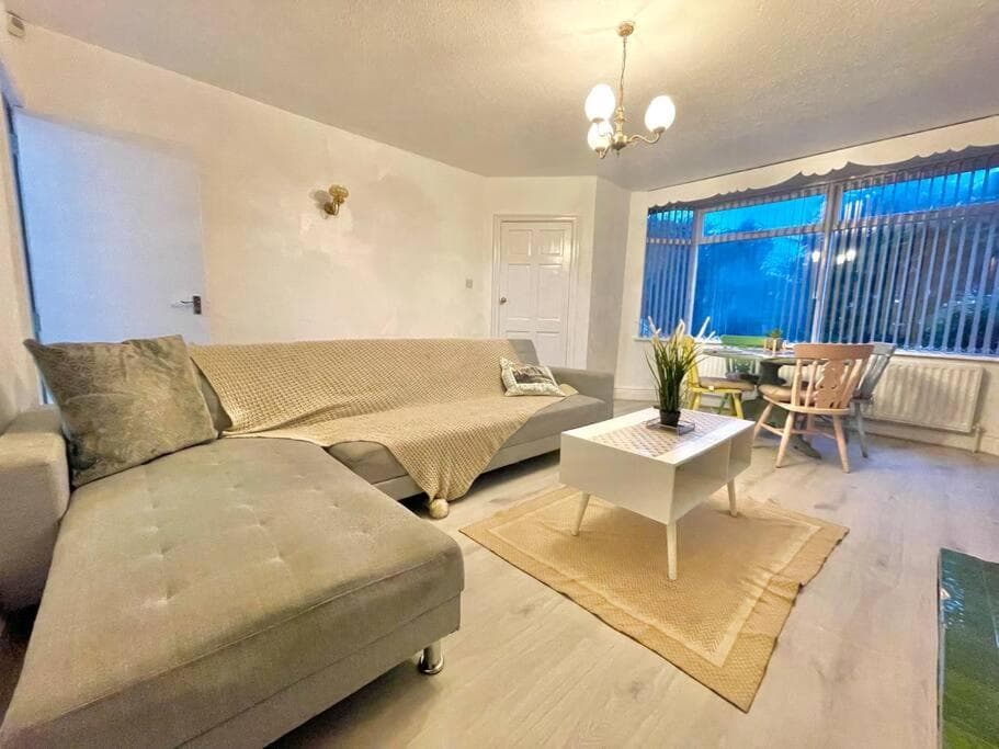 Accommodation at Spacious, Bright, Private 3 Bed Family Home in killingbeck