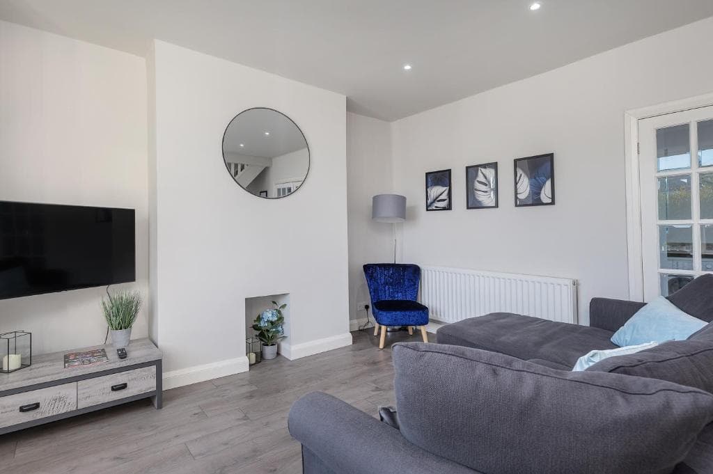 Superb Newly Extended House near Peak District, parking