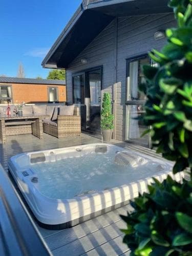 Ailsa Lodge with Hot Tub