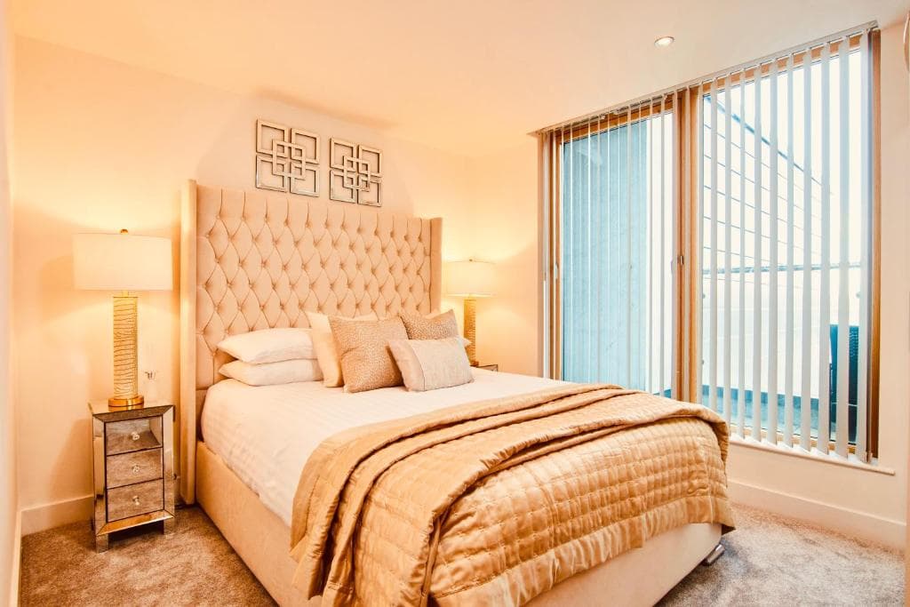 Accommodation at King Deluxe City Centre Apt Balcony View& Free Parking! PRIMEDOORSTEP in leeds