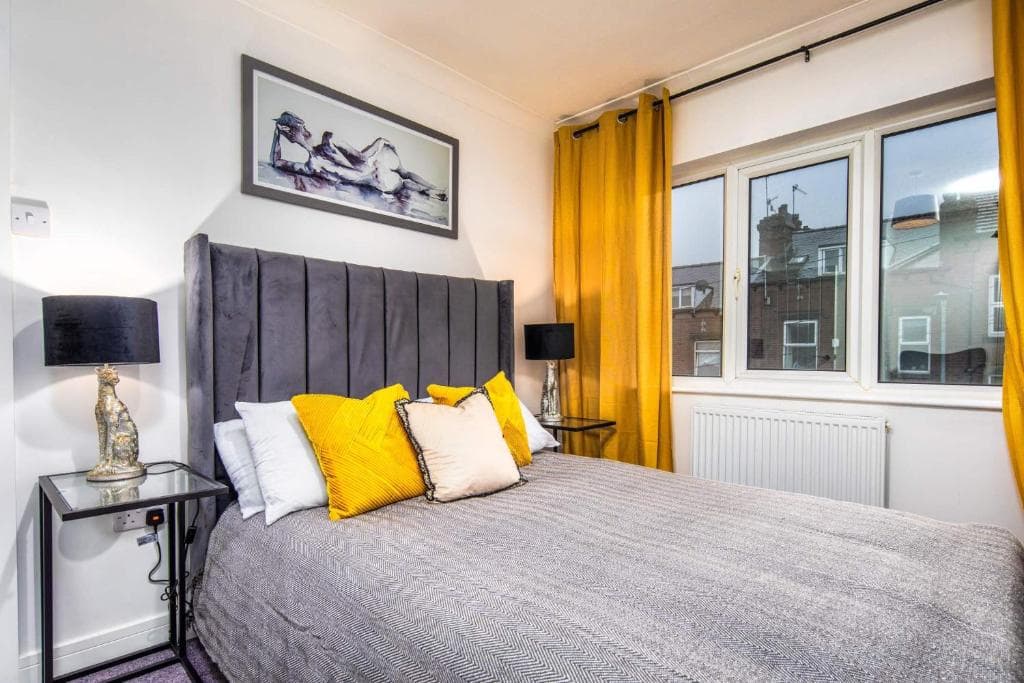 Accommodation at 3 Bedroom house - OFFERS ON LONG BOOKINGS - FREE parking & WiFi in leeds