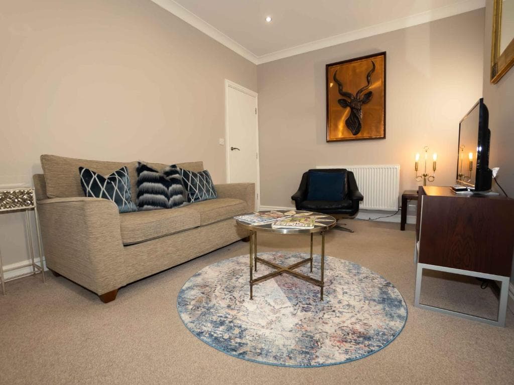 Accommodation at Pass the Keys Stones Throw Apartment, South Cliff, Scarborough in scarborough