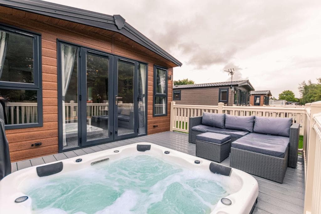 The Serenity Lodge with Hot Tub