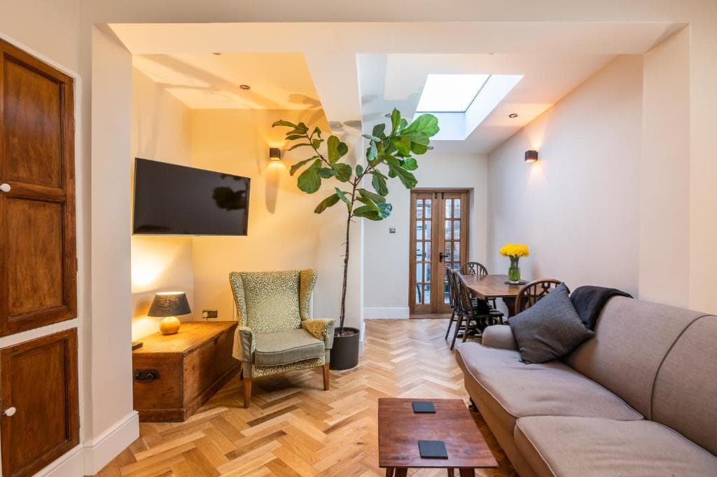 Pass the Keys Modern Spacious & Unique for 2 with Free Parking