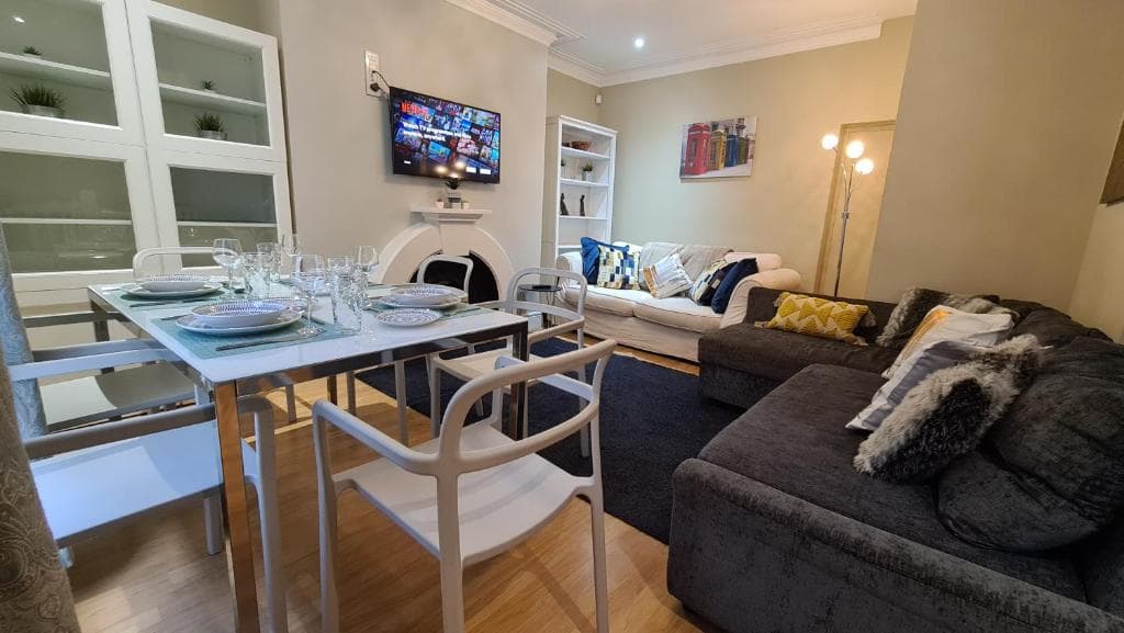 Accommodation at Stylish 2 Bedroom Apartment, Leeds Centre + Free Parking in leeds
