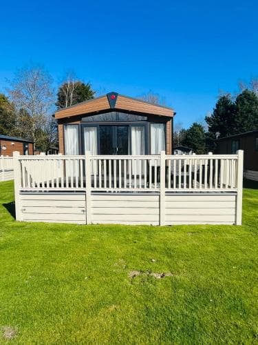 Bakers Lodge with Hot Tub