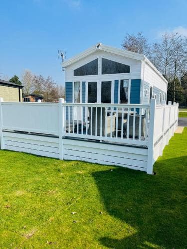 The Hideaway Lodge with Hot Tub