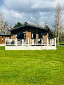 Lakeside View Lodge with Hot Tub