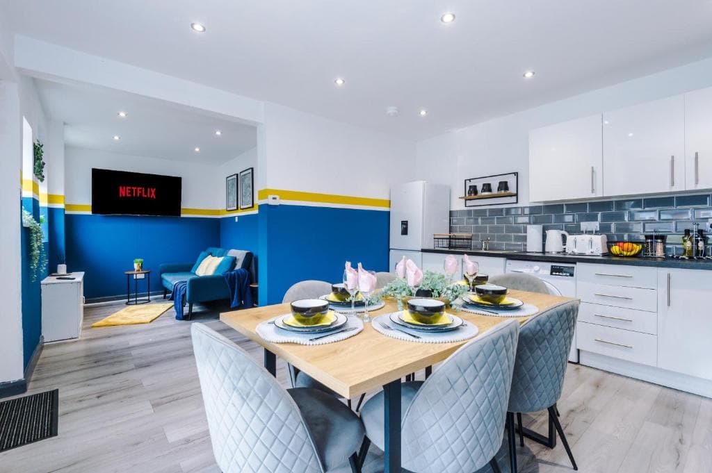 Accommodation at Sleek and Stylish House - 5 Minutes From Leeds City Centre in leeds