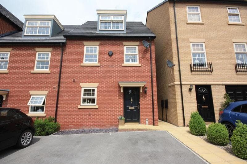 Accommodation at Stunning 3 bedroom home with free parking, free wifi and Netflix, Company workers welcome short term and long term in castleford