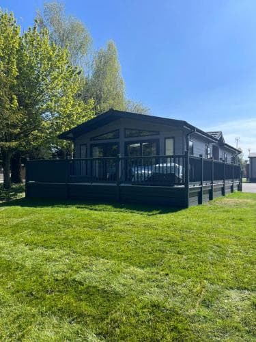 Sunbird Lodge with Hot Tub