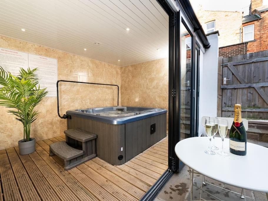 Scarborough Stays - Luxury Townhouse Ideal for large groups - HOT TUB