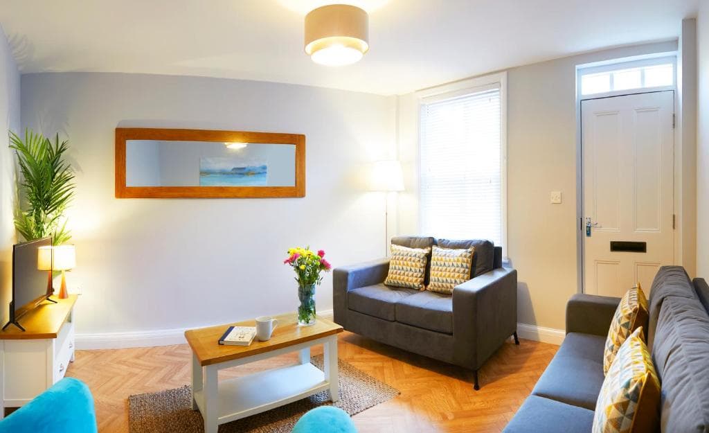Accommodation at Beautifully furnished 4-bed townhouse on South Cliff in scarborough