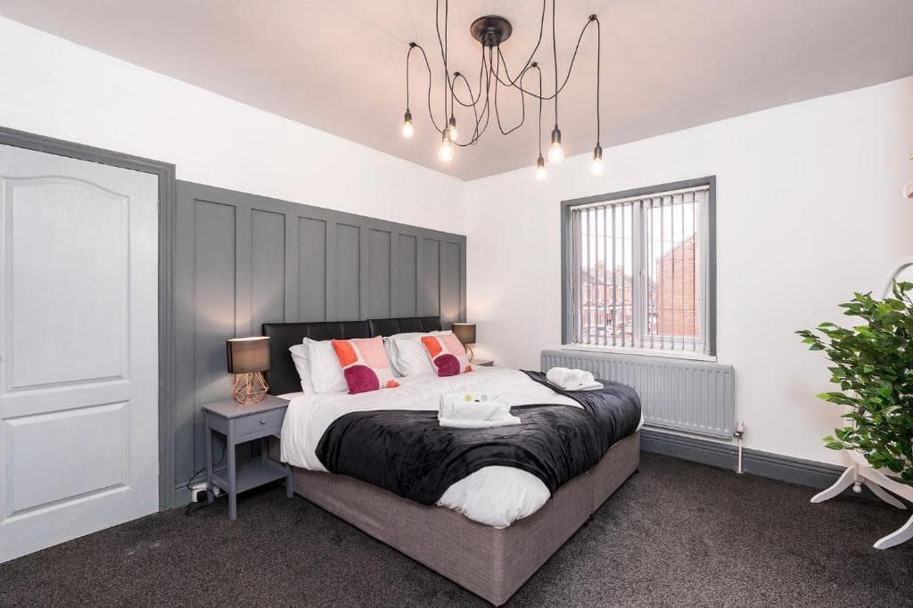 Accommodation at Contractor & Leisure & Airport & Central Location & Free Parking in doncaster