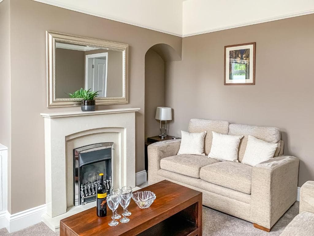 Accommodation at Cedar House - Free Parking - York Holiday Home - Sleeps 12 With Sister Property in york