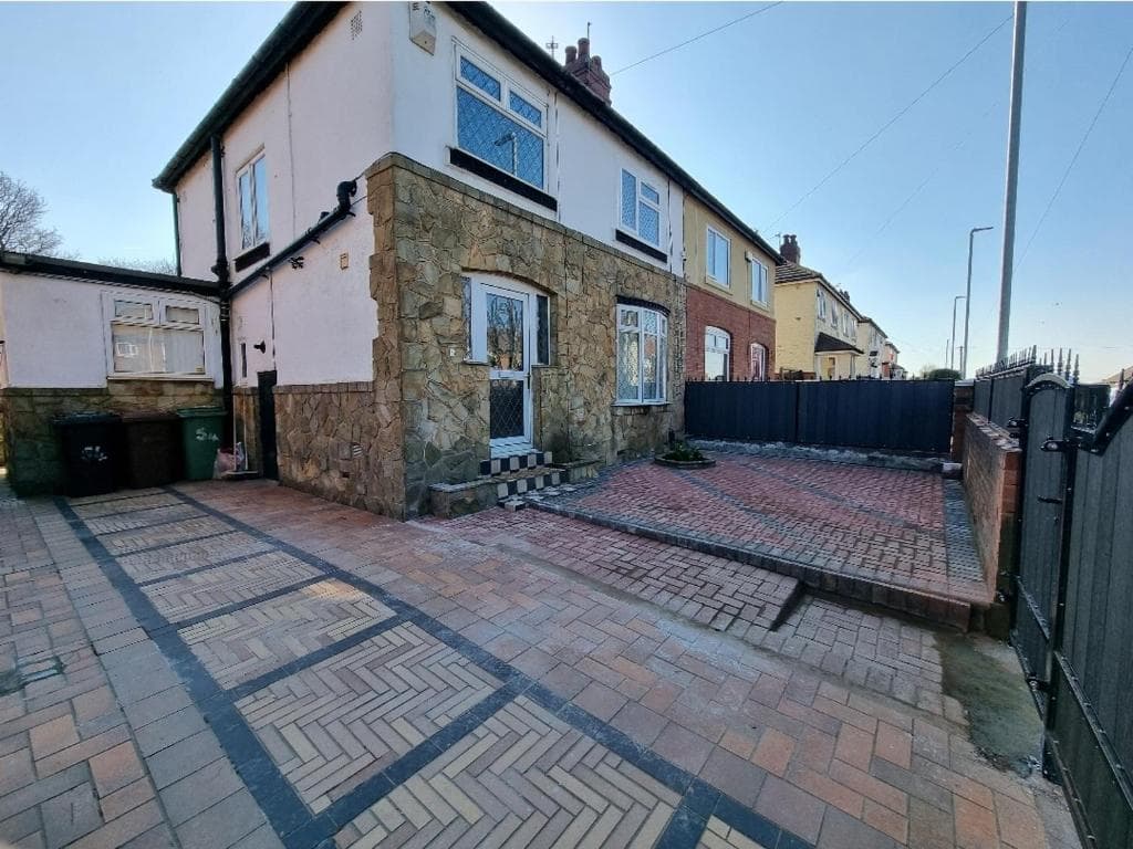 Accommodation at Modern 3 bedroom residential home w/secure parking in killingbeck