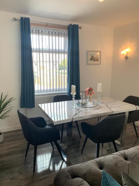 Accommodation at Modern 3 bedroom Luxury Home with Private Drive in idle