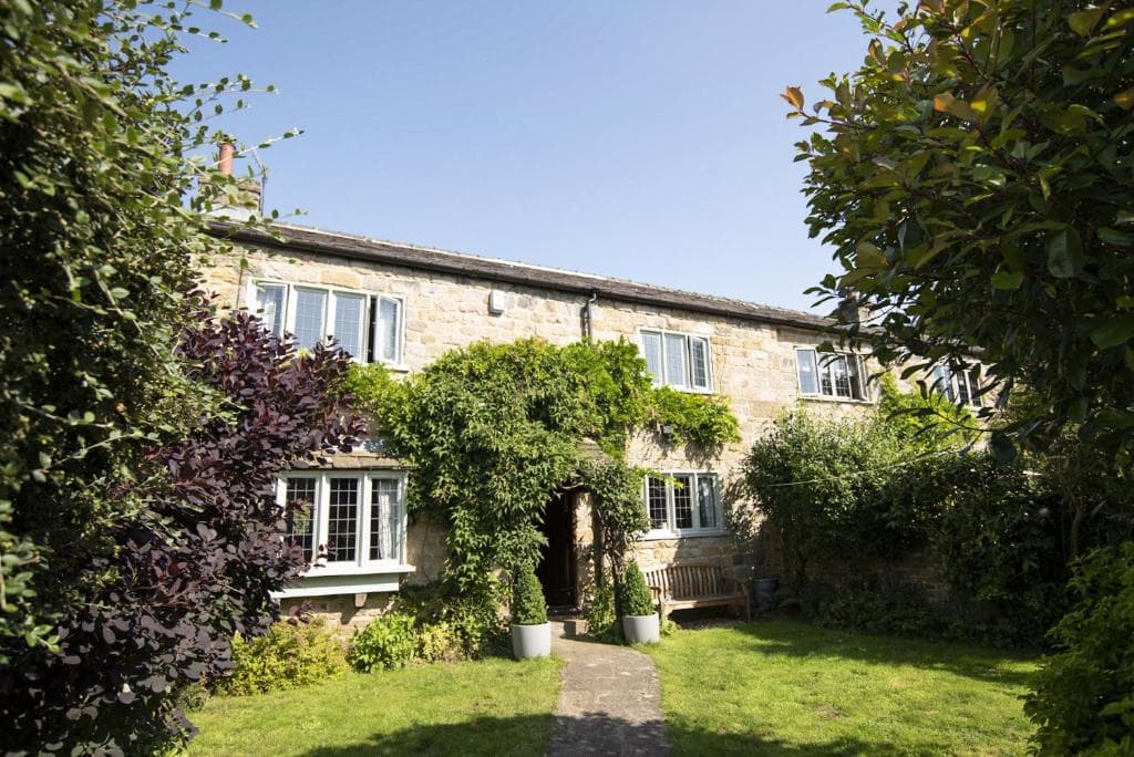 Accommodation at Bumble Bee Cottage - Luxury Countryside Cottage in pool