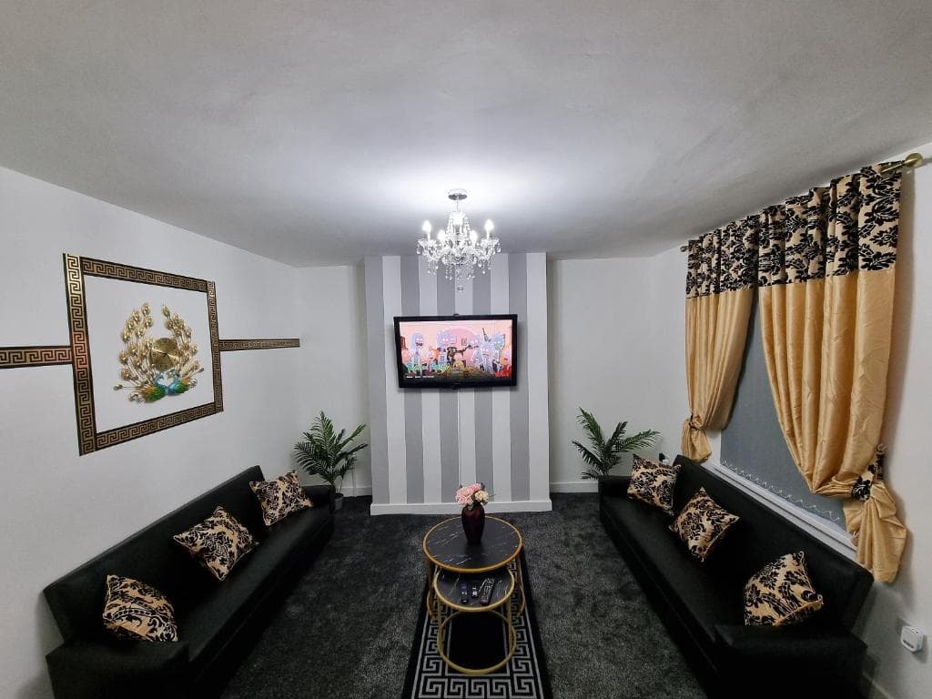 Accommodation at *11BR* Setup for your most amazing relaxed stay + Free Parking + Free Fast WiFi * in beeston