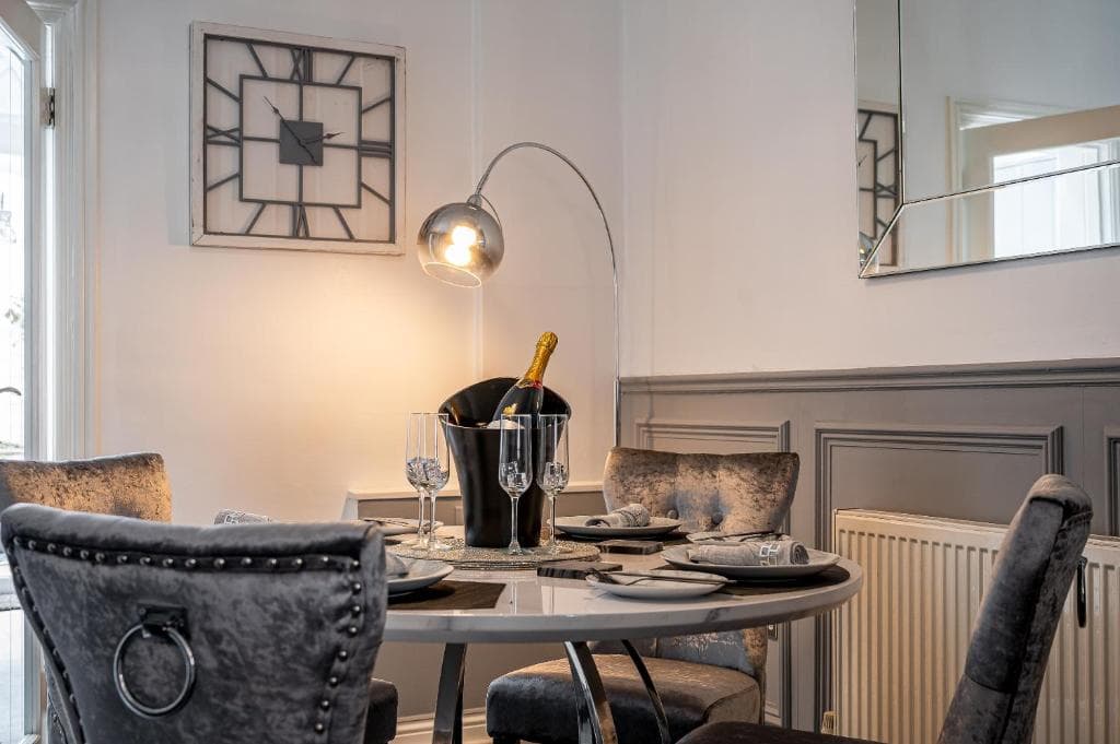 Bartley York central, walking distance to city