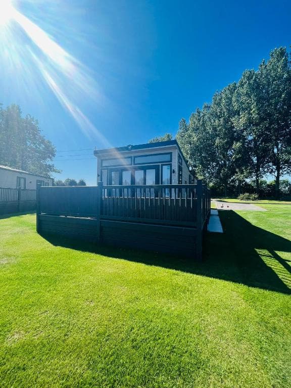 The Flamingo Lodge with Hot Tub