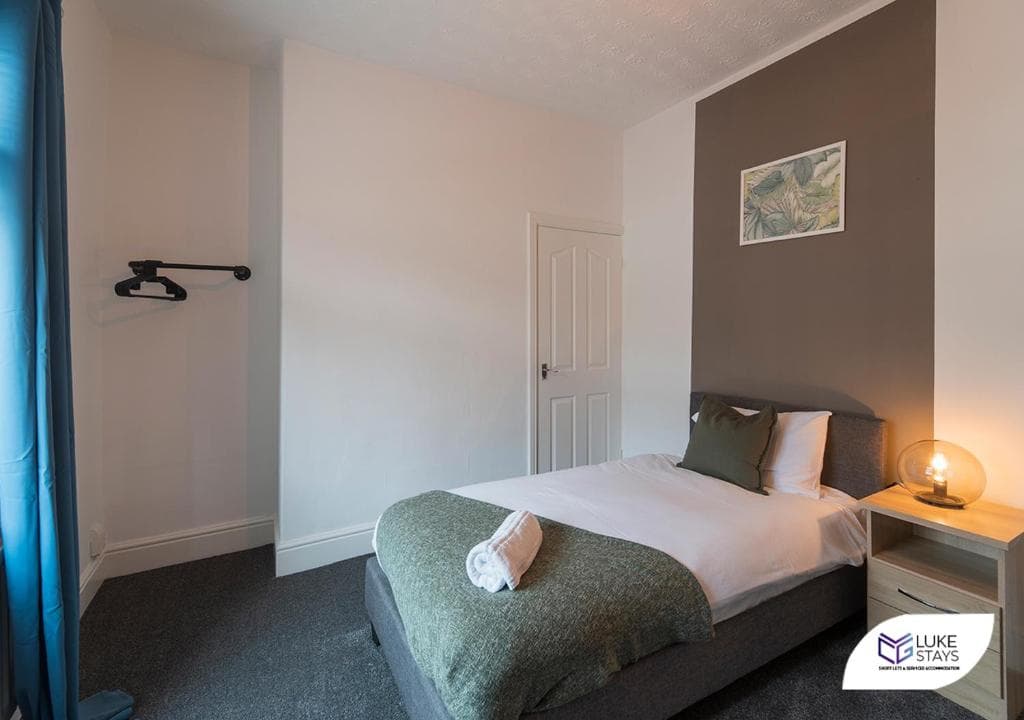 Luke Stays - Castlereagh Road