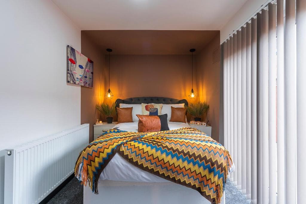 Accommodation at Vibrant Funkily Decorated 2 Bedroom 4 Beds Newly Refurbished in hull