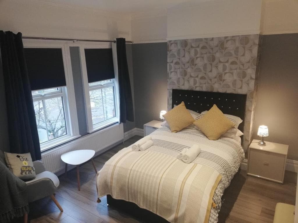 Accommodation at Cosy contemporary 2 bed home central location near racecourse fast WiFi in doncaster