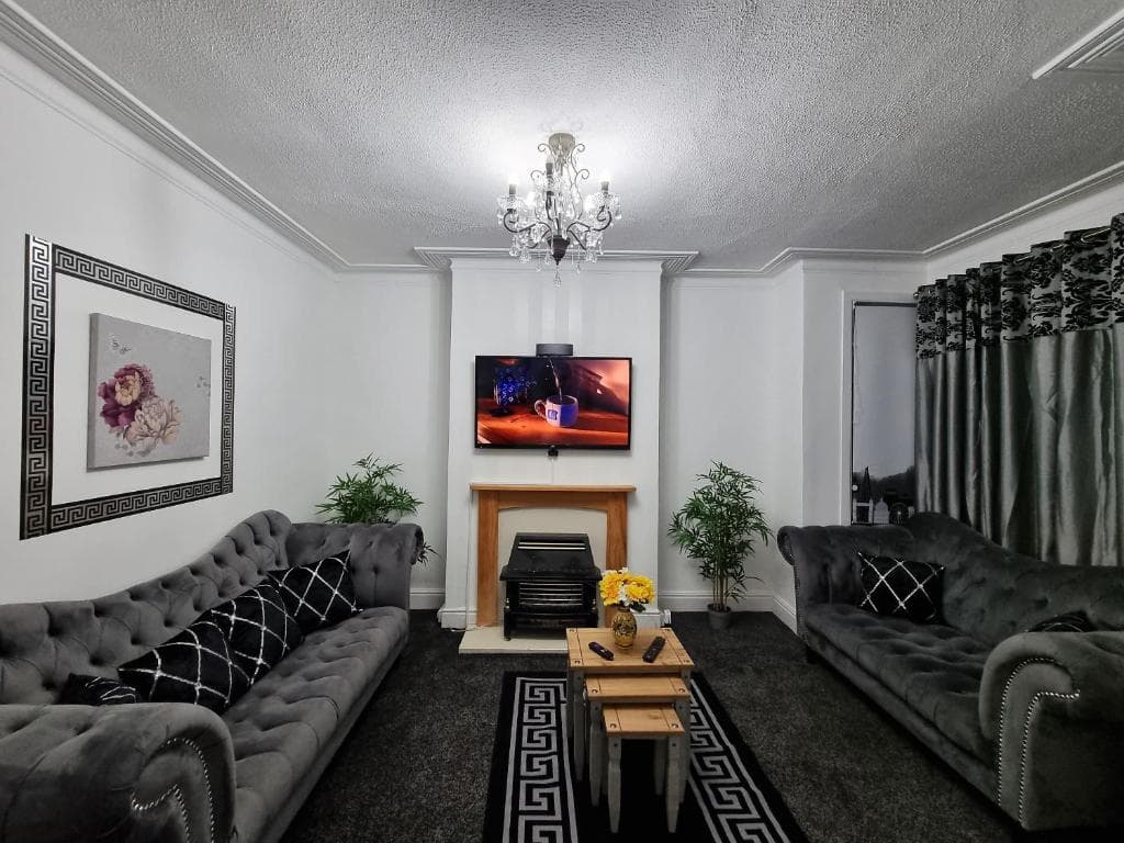 Accommodation at *12PR* Setup for your most relaxed & amazing stay + Free Parking + Free Fast WiFi * in beeston