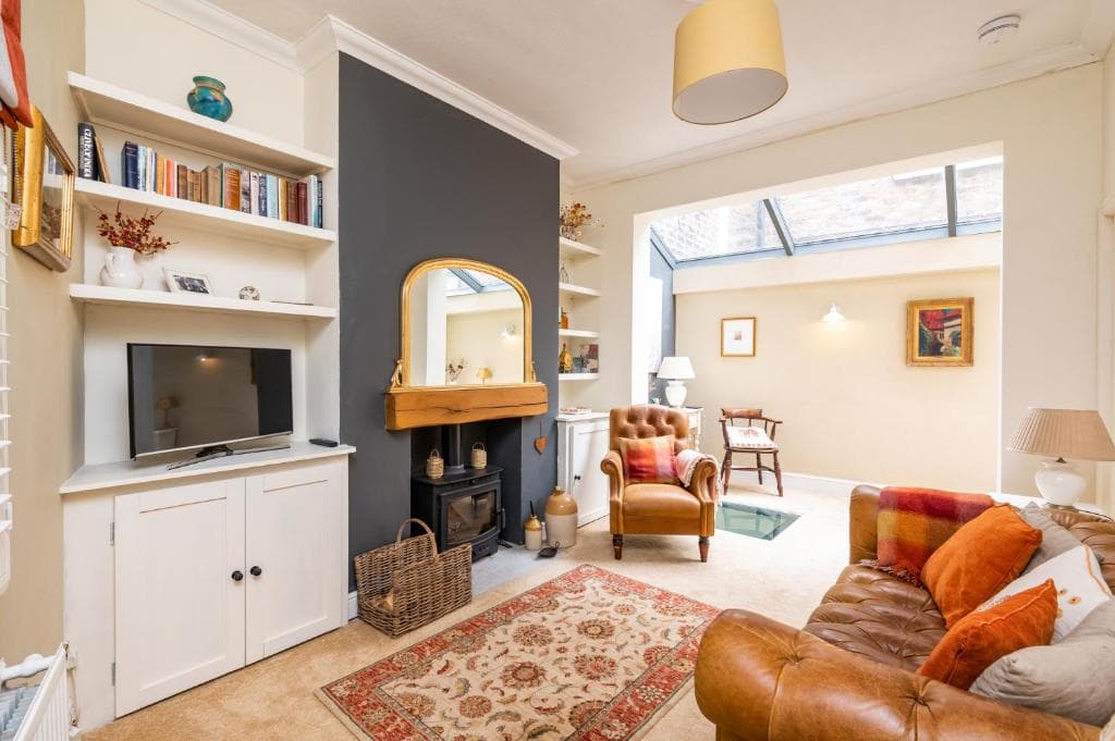 Accommodation at Pass the Keys Quaint 2 Bed within City Walls in york