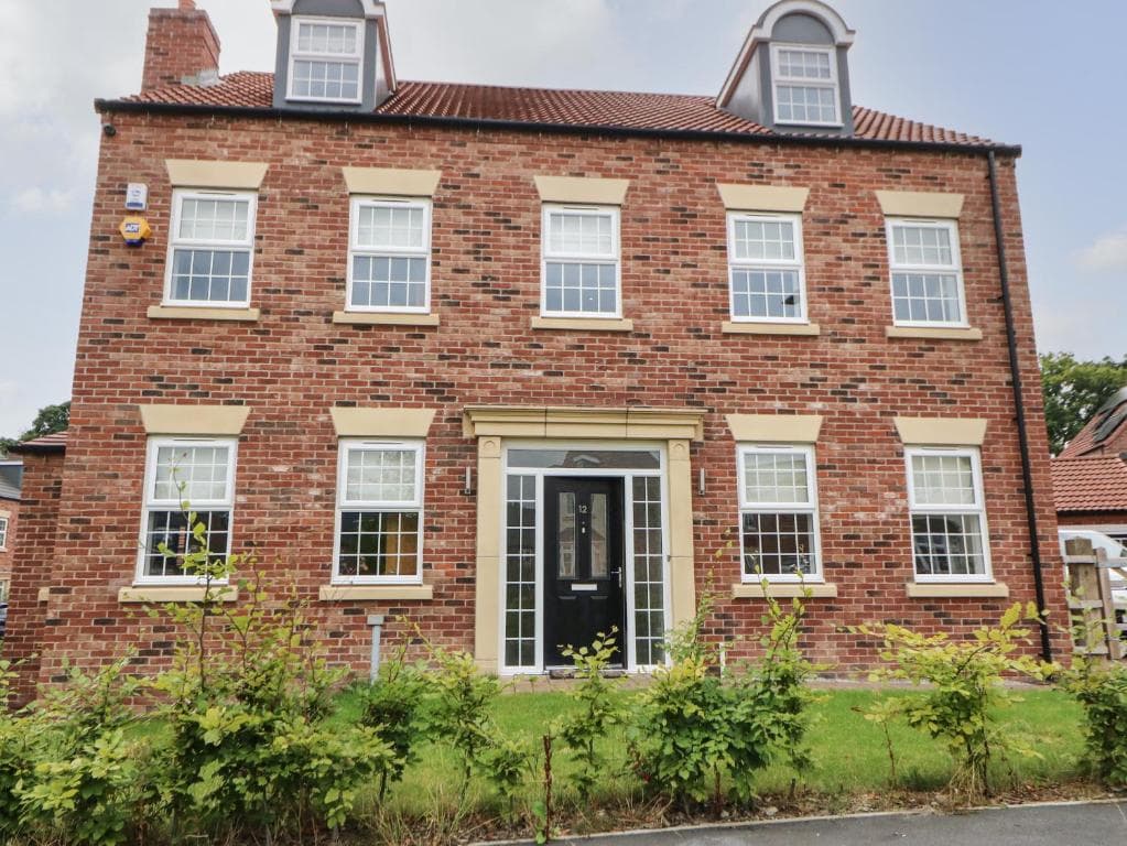 Accommodation at 12 Lawnswood Crescent in leeds