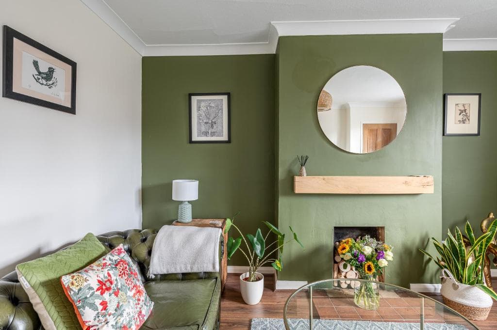 Central property with free parking, 10 min walk to Bar Walls