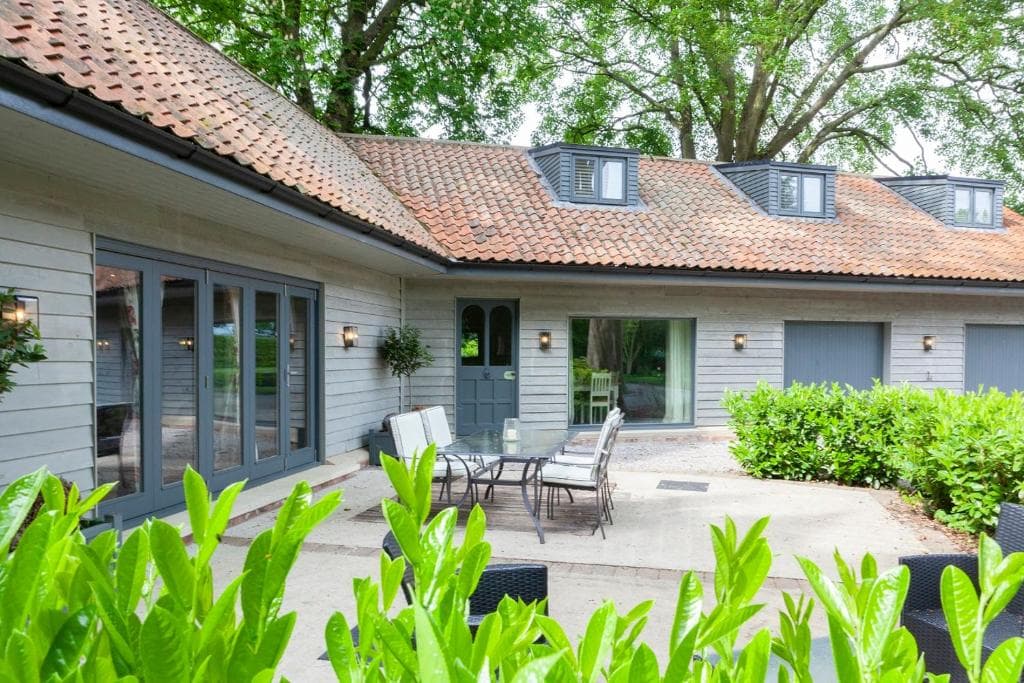 Accommodation at The Stables with Jacuzzi & tennis court in york