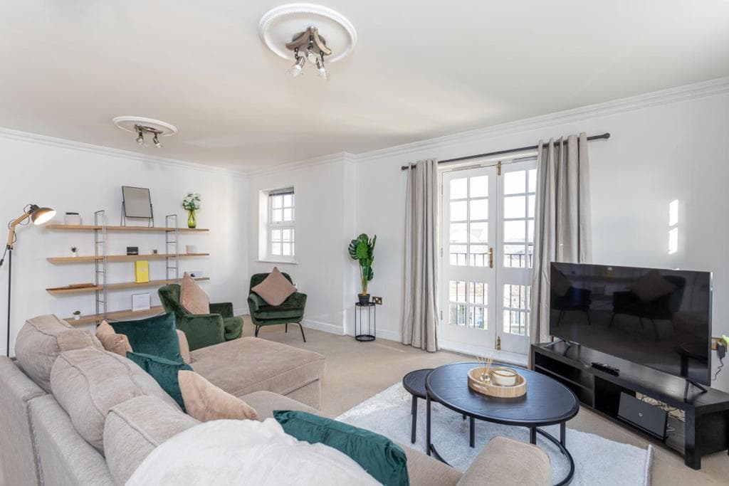 OnPoint -Spacious 3 Bedroom Apt With Parking!