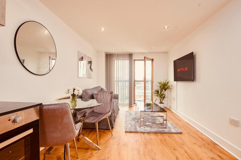 Accommodation at Modern Deluxe City Centre Apt & Free Secure Parking! in leeds