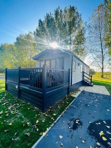 Blossom Lodge with Hot Tub