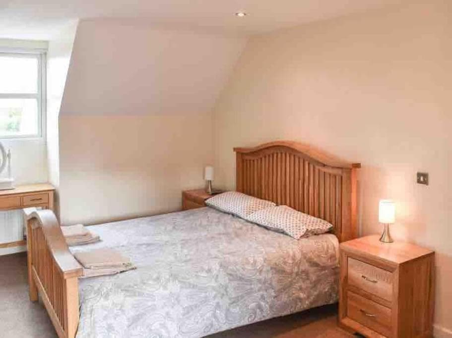 Accommodation at Normanton -ThreeStorey Townhouse -Free parking in normanton