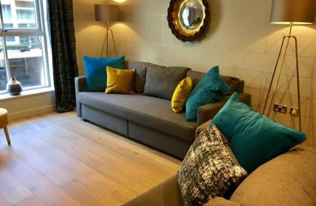 Central york apartment * gold sofa* parking sometimes available Image 3