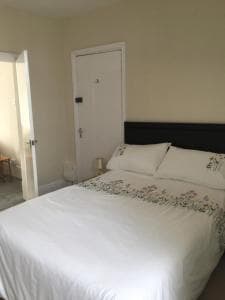 Parade Holiday Flats Image 2