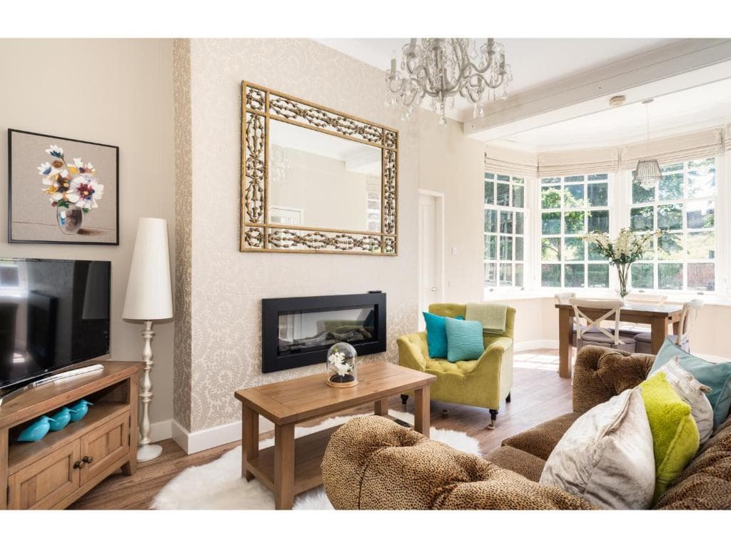 Stunning 1BR Apartment in Central York w/Parking Image 1