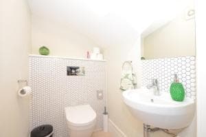 The Mews - 2 Bedroom Luxury, Spacious House With Free Parking Image 1