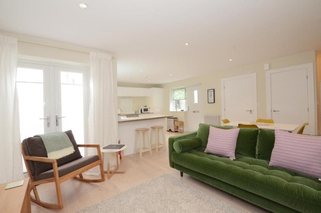 The Mews - 2 Bedroom Luxury, Spacious House With Free Parking Image 3