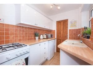 Fibre Broadband and FREE Street Parking, Sleeps 5 Image 1