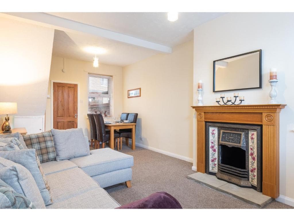 Fibre Broadband and FREE Street Parking, Sleeps 5 Image 3